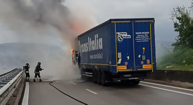 Tir in fiamme sul raccordo autostradale di Benevento