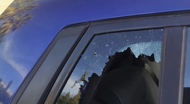 Afragola, atto vandalico all'associazione per disabili: in frantumi i vetri dell'auto