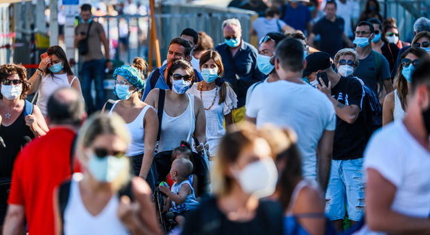 Coronavirus in Campania, torna l'obbligo mascherine all'aperto: c'è l'ordinanza di De Luca