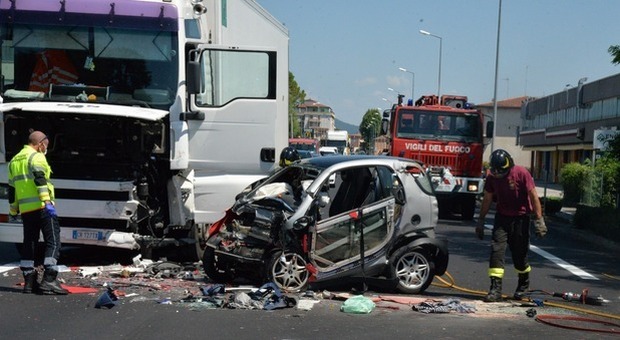 Incidente con la Smart contro un camion: due donne gravissime e strada chiusa