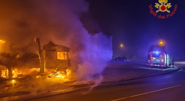 Tir carico di derrate alimentari in fiamme ad Ariano Irpino: tre squadre di pompieri per spegnere il rogo