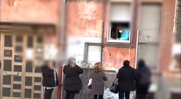 Coronavirus a Napoli, il medico consegna le ricette dal balcone per evitare il contagio