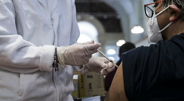 Covid in Campania, 2.281 casi e due morti: indice di contagio al 16,19%, aumentano ricoveri e terapie intensive