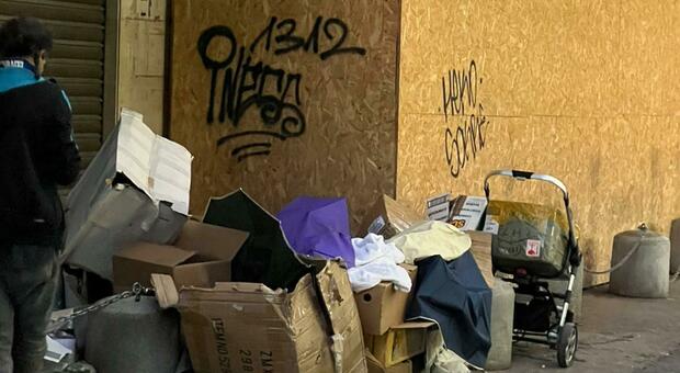 Degrado a Napoli, le grandi pulizie al Vasto durano 24 ore: «Sono tornate le discariche»