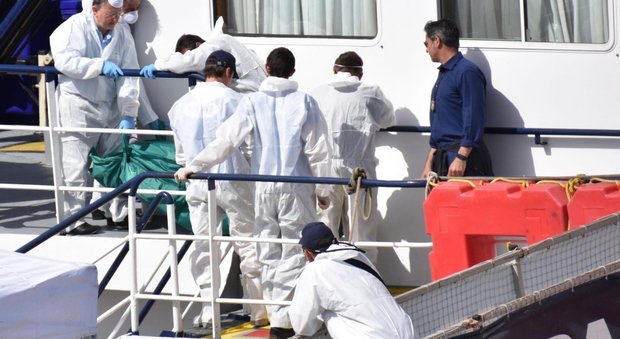 La nave Phoenix arriva a Catania con 349 migranti. Un 19enne morto a bordo: ucciso per un cappellino