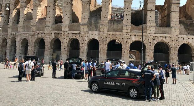 Controlli dei carabinieri nell'area del Colosseo