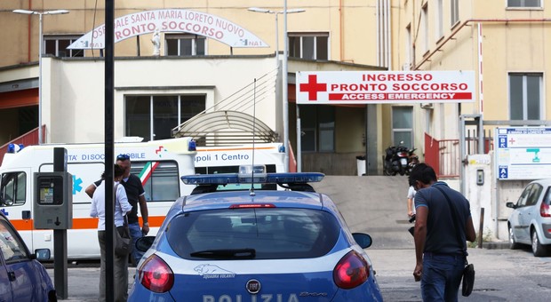 Napoli, detenuto tenta di evadere dall'ospedale, poliziotto si lancia e lo blocca