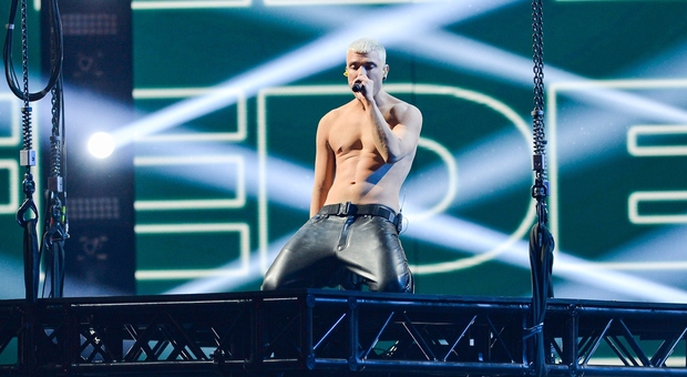 X Factor, Fedez presenta il singolo "Crisi di Stato": canta con la cicatrice in mostra e senza tatuaggi. Chiara Ferragni nel pubblico