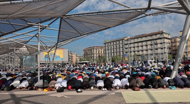Ramadan, raduno a Napoli in piazza Garibaldi: gli imam pregano per l'Ucraina