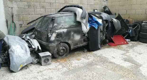 Sequestrata carrozzeria abusiva nel Napoletano con centinaia di pezzi di ricambio