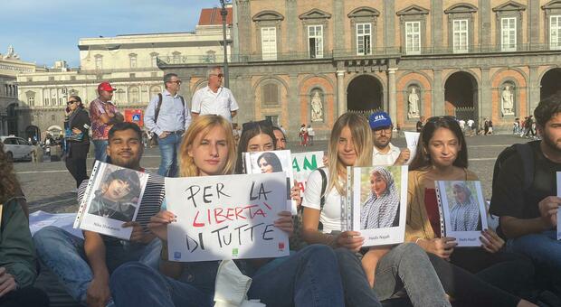 Napoli in piazza per le donne iraniane: «Siamo sconvolte per quello che sta accadendo»