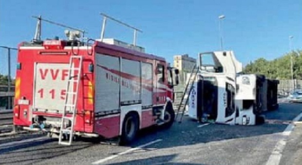 Incidente sull'autostrada del Mediterraneo, camion di carne si ribalta sulla rampa