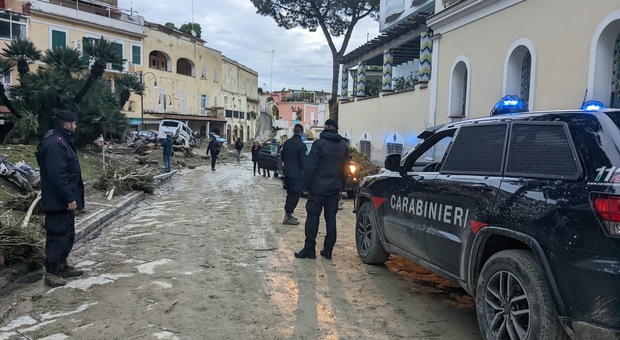 Frana di Ischia, arrivano gli sciacalli: denunciato 53enne trovato in auto rubata nei luoghi della tragedia