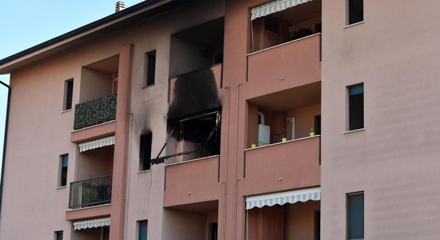 Milano, incendio in un appartamento: morto un 53enne, 4 intossicati