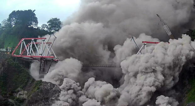 Indonesia, erutta il vulcano Monte Semeru: allerta tsunami in Giappone. «Nubi di cenere alte due chilometri»