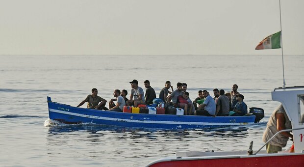 Migranti, strage in mare: naufraga imbarcazione tra Tunisi e Lampedusa: recuperati 21 corpi