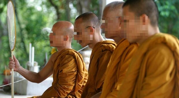 Monaci positivi alla metanfetamina, licenziati dal tempio buddista in Thailandia dopo il blitz della polizia