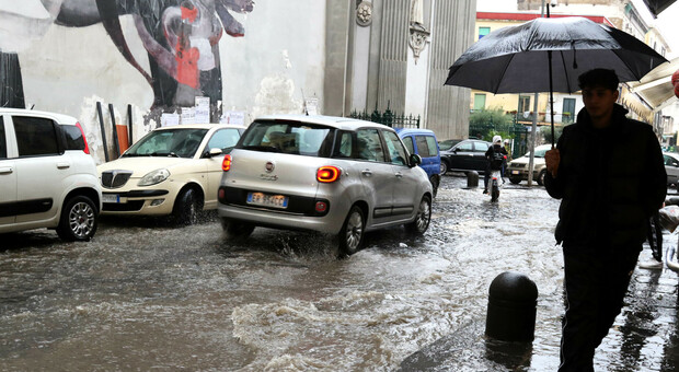 Meteo Napoli, domani è allerta gialla: piogge e temporali dalle 9 alle 21