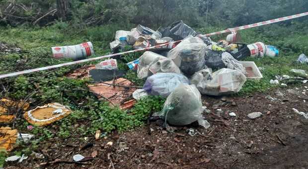Ristruttura casa abusivamente e sversa rifiuti sul Vesuvio, denunciato dai forestali