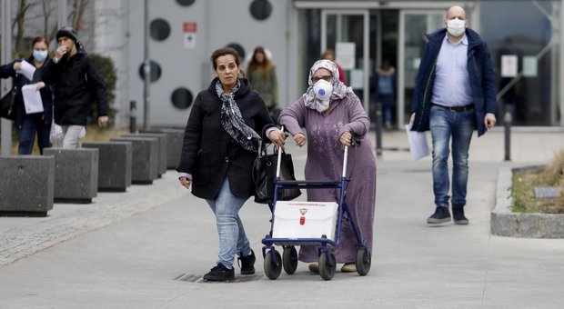 Coronavirus, Iss: «81 anni l'età media morti italiani, 2 su 3 con patologie pregresse»