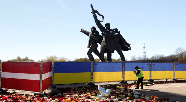 La Lettonia smantella i monumenti nazisti e comunisti grazie a una nuova legge