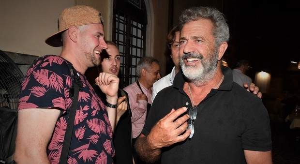 Mel Gibson in centro a Roma fotografato da RINO BARILLARI