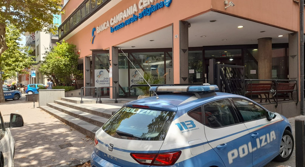 Salerno, dalle fogne al caveau della banca: colpo da 140mila euro della banda del buco