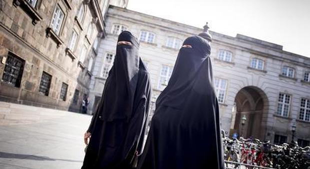Burqa, Corte d'Appello dà ragione alla Lombardia: «Vietato portare il velo in luoghi pubblici»