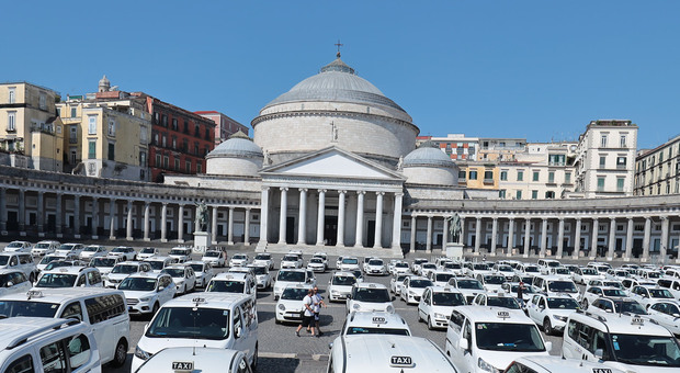 Napoli, tassisti e parcheggiatori al centro dei controlli dei vigili