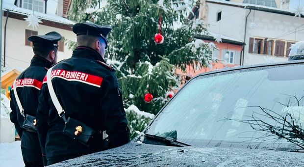 Ferrara, coppia sfrattata in auto la notte di Natale: albergatore e carabinieri offrono pasto caldo