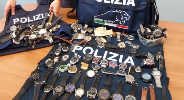 Perugia, la polizia di stato interviene su una lite in strada e ritrova oltre ottanta orologi