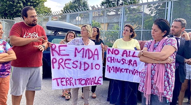 Remida Napoli, protesta davanti alla sede di Ponticelli e niente sgombero: «Vogliamo parlare con il sindaco»