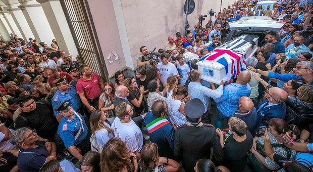 Tredicenne morto a Gragnano, ai funerali lancio di palloncini bianchi e la musica di Blanco