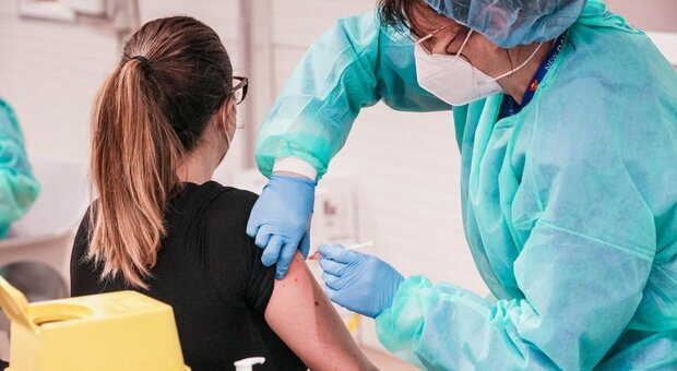 Vaccini contro il Covid a Napoli: 93 gli immunizzati della prima ora
