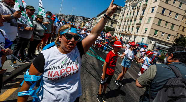 Whirlpool Napoli, gli operai cantano l'inno di Mameli davanti al consolato Usa