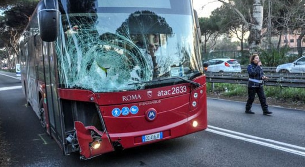 Investito da un bus dell'Atac, Lorenzo muore a 21 anni a Ostia: era scappato dal Pronto soccorso. Aperta un'indagine per omicidio stradale