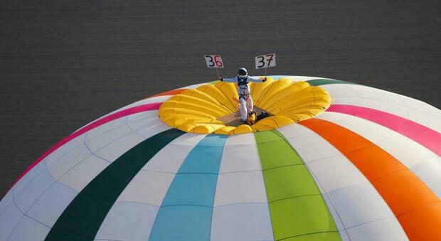 Debout au dessus d’une montgolfière à 4 000 mètres : c’est un nouveau record du monde