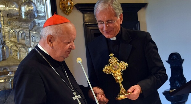 La reliquia di Giovanni Paolo II in mano a monsignor Boccardo