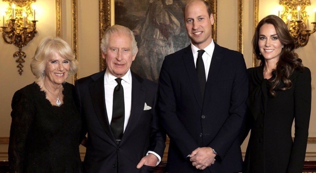 Re Carlo III e Camilla con William e Kate: la prima foto ufficiale di Buckingham Palace