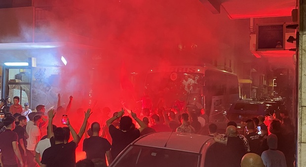 Turris, che accoglienza dopo il trionfo nel derby: «Ora pensiamo al Taranto»