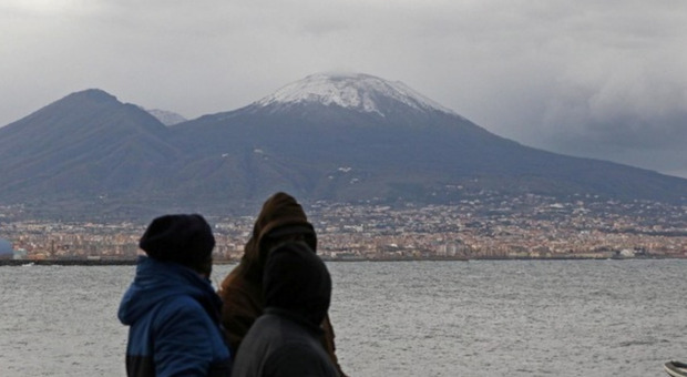 Maltempo a Napoli, torna la neve sul Vesuvio (anche di primavera)