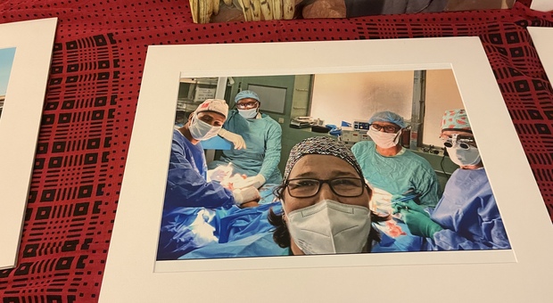 Una delle foto della mostra; medici in sala operatoria in Africa