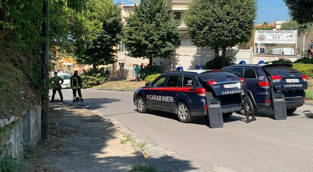 Bacoli, 80enne spara alla moglie e si barrica in casa: irruzione dei carabinieri dopo ore
