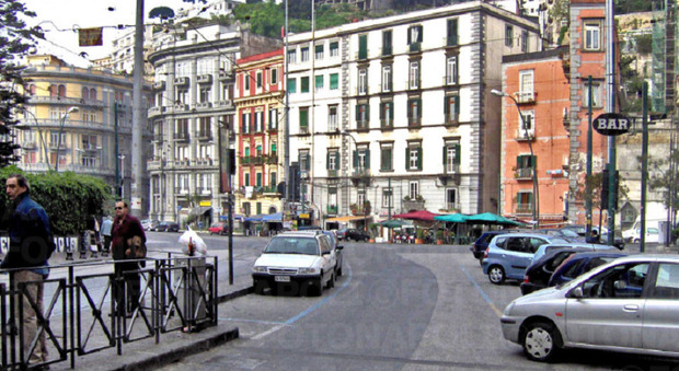 Napoli, fiamme e paura a Mergellina: tre auto parcheggiate vanno a fuoco