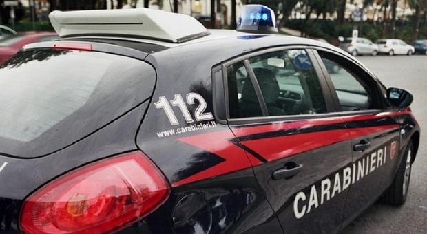 Anziano di 80 anni ferisce la moglie con la pistola e si barrica in casa: carabinieri tentano di farlo uscire