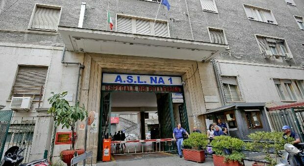 Suicidio a Napoli all'ospedale Pellegrini, paziente di 34 anni si lancia dalla finestra del quarto piano: morta