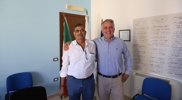 Jaj, capo della comunità, con il sindaco Petrella di Grazzanise