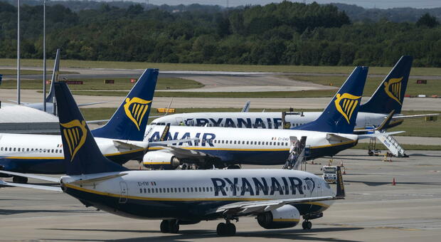 Ryanair, bambine (di 9 e 11 anni) costrette a viaggiare da sole: madre fermata all'aeroporto di Londra