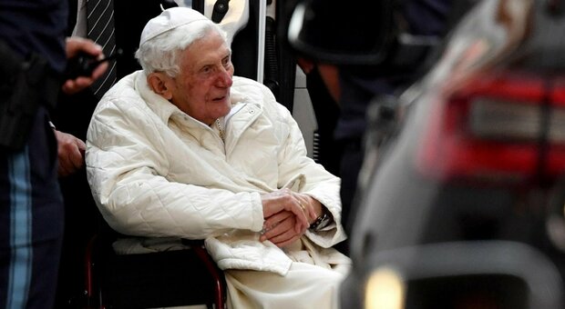 «Benedetto XVI è gravemente malato dopo la morte del fratello Georg»: la rivelazione del biografo