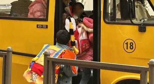 Roma, bimba di 3 anni dimenticata sullo scuolabus: denunciati autista e assistente